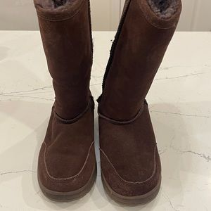 BEARPAW brown 7" shaft slip on Suede Boot size 8
